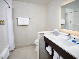 Фото отеля Holiday Inn Express & Suites Windsor East – Lakeshore, an IHG Hotel