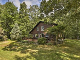 Hotel pic Tranquil East Lyme Log Home on 12 Acre Woodland!