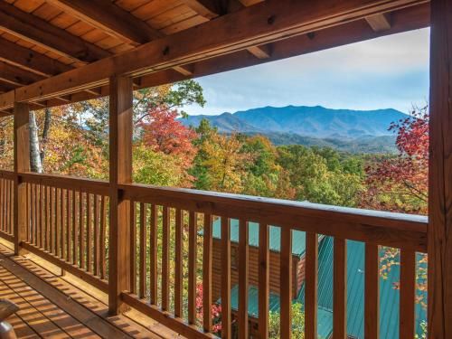 Enchanted View Lodge, 3 Bedrooms, Sleeps 10, Pool Access, Mountain View