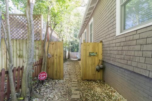 Cool Guest House – Close to Uptown – Walk Everywhere