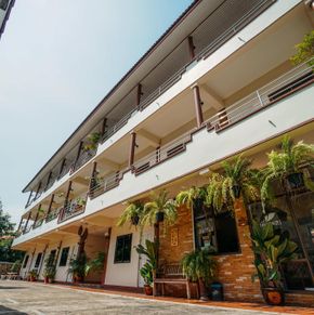 NearBy Hotel