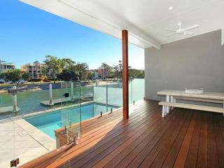 Фото отеля Culbara 23b - Modern Five Bedroom Townhouse on Canal with Plunge Pool,