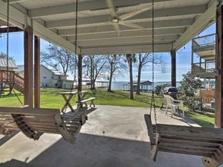 Фото отеля Lakefront Livingston Retreat with Porch and Kayaks!