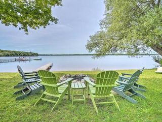 Hotel pic Waterfront Paradise Lake Cottage with Pvt Dock!