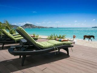 Фото отеля Vittoria - 6 Bedroom Villa in Simpson Bay directly on the beach!