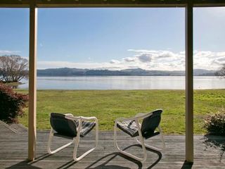 Hotel pic Lakeside Vistas Magic - Rainbow Point Holiday Home on the Waterfront