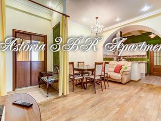 Enjoy St Isaak Square 3BR Apartment