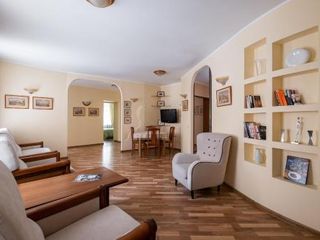 Deluxe Apartment Konyshennaja