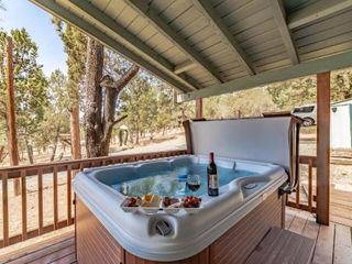 Hotel pic Wild Horse Retreat, 2 Bedrooms, Fireplace, WiFi, Hot Tub, Sleeps 6