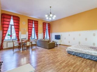 Просторная, 90 квадратов, 5 метров потолки.