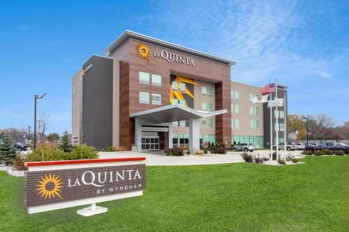 Photo of La Quinta Inn & Suites by Wyndham Shorewood