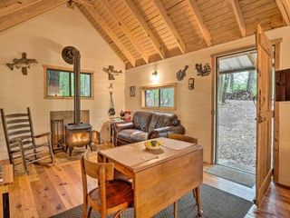 Фото отеля Secluded Tallassee Cabin with Fire Pit and Porch!