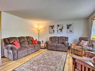 Фото отеля Neighborhood Home, Walk to Canyon Lake Park!