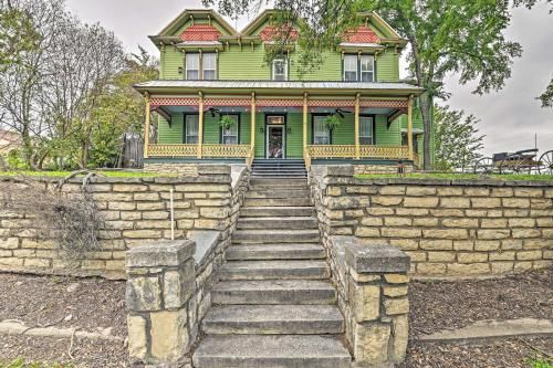 Photo of The Lilly House Historic Glen Rose Getaway!