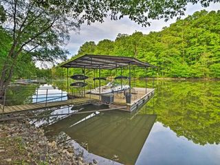Фото отеля Lake Barkley House with Dock, Kayaks, Fire Pit!