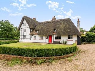 Captivating 6 Bed Cottage in the village of Moulso
