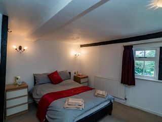 Captivating 6 Bed Cottage in the village of Moulso