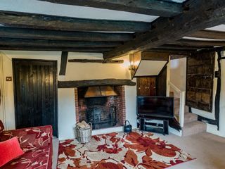 Captivating 6 Bed Cottage in the village of Moulso
