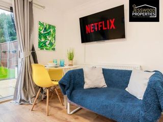 Фото отеля Bright and Cosy Studio Apartment, Free Parking, Sleeps 2, Luton airpor