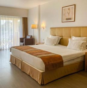 NearBy Hotel