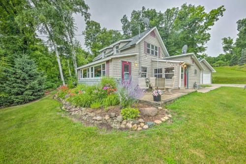 Photo of Colorful Cottage with Porch Steps to Long Lake