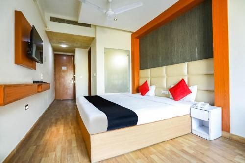 Collection O 68037 Comfort Residency Near Medanta Hospital