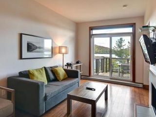 Фото отеля Deluxe Suite - View on Lake & 6 Min from Tremblant Versant Nord