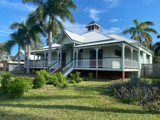 Hotel pic Stunning Queenslander in Prime Annandale Location