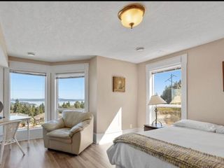 Фото отеля Executive pet friendly lower suite with ocean view