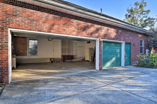 Photo of Spacious Milton House with Porch - on Golf Course!