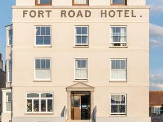 Фото отеля Fort Road Hotel