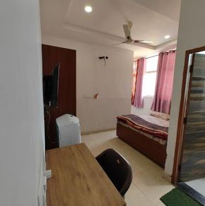 NearBy Hotel