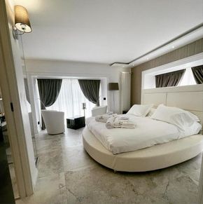 NearBy Hotel