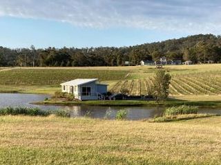 Фото отеля Romantic lakehouse set in a private vineyard in the Hunter Valley