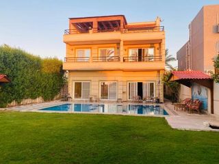 Hotel pic Lovely Villa 5- bedroom with Overflow Pool with Nice Garden at Green O