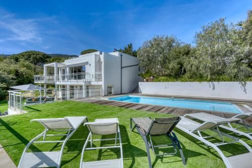 MAGNIFIQUE VILLA CONTEMPORAINE VUE MER AVEC PISCINE CHAUFFEE TOUTE L’ANNEE, PROCHE de SAINT-TROPEZ