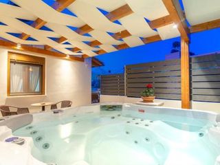 Фото отеля Eleni Luxury Maisonette with Jacuzzi