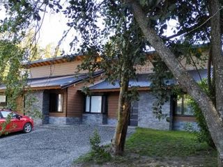 Фото отеля Casa de montaña con vistas al lago y a los cerros