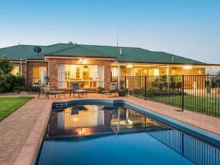 Фото отеля Spacious resort style property with pool in Mudgee - Rest Easy Mudgee 