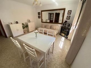 Фото отеля Apartamento Familiar En Barrio Reina Victoria