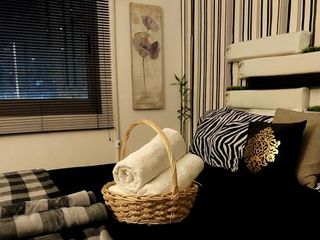 Фото отеля Luxurious Private Bedroom in a Home with Park View