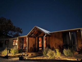 Фото отеля Sunstone - 2 Bed Eco Cabin - Kundalini Lodge