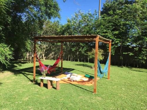 Chácara com jardim e piscina no alto da serra