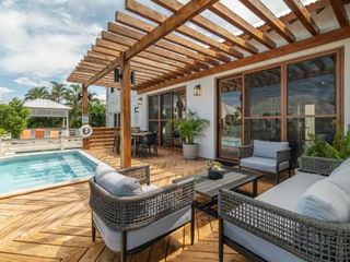 Hotel pic Conch Shell Cottage and The PoolClub at Mahogany Bay!