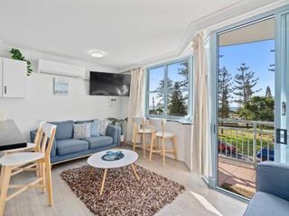 Фото отеля Beachfront Bliss at Kirra Beach with Pool