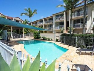 Фото отеля Hola Kirra - Ocean Blue Beachfront Oasis with Balcony