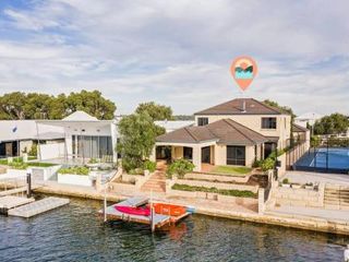 Фото отеля Luxury Waterfront Canal Estate With Private Jetty - Pet Friendly