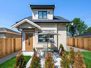 Фото отеля Three bedrooms brand new laneway house near public transit