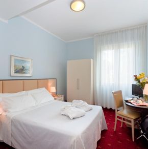 NearBy Hotel