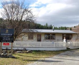 Judge Rock Exclusive Vineyard Cottage Accommodation Alexandra New Zealand